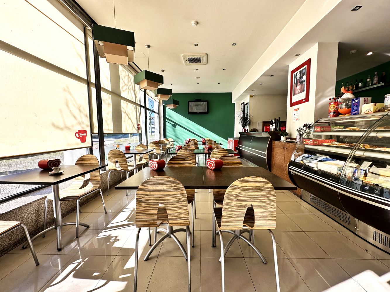Trespasse de Cafetaria/Pastelaria com Esplanada junto ao Parque “Nosso Jardim”- GUEIFÃES