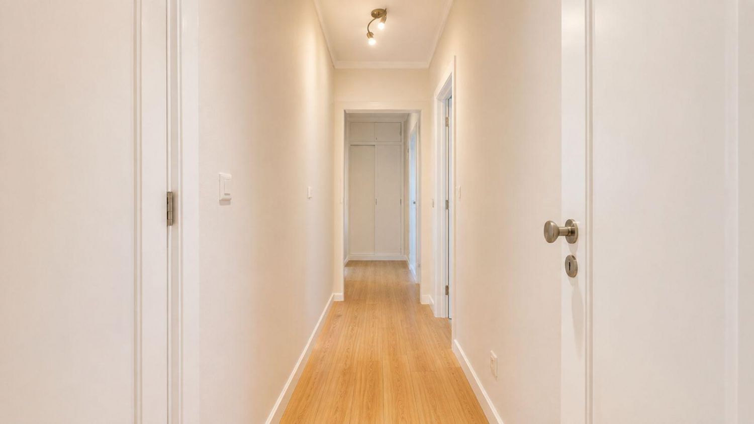 APARTAMENTO T2 REMODELADO COM GARAGEM E ARRUMOS | METRO À PORTA | SENHORA DA HORA — foto 5